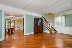 25709 Pembroke Ave, Great Neck, NY 11020 - Photo 8