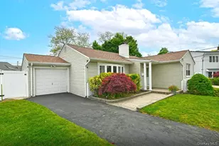 1254 Parkwood Dr, Merrick, NY 11566 - Photo 4