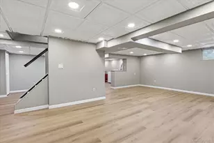 34 Park Cir W, New Hyde Park, NY 11040 - Photo 20