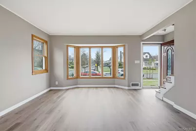 34 Park Circle W, New Hyde Park, NY 11040 - Photo 8