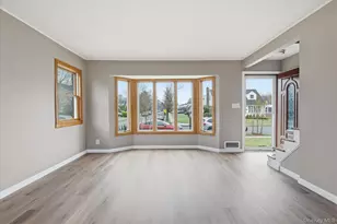 34 Park Cir W, New Hyde Park, NY 11040 - Photo 8