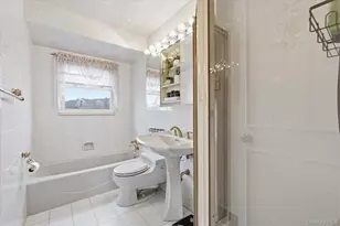 34 Park Cir W, New Hyde Park, NY 11040 - Photo 18