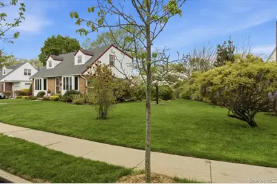 34 Park Circle W, New Hyde Park, NY 11040 - Photo 4