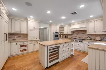 3 Carriage Court, Dix Hills, NY 11746 - Photo 8