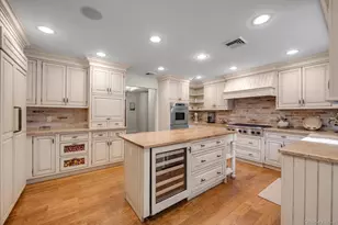 3 Carriage Ct, Dix Hills, NY 11746 - Photo 8