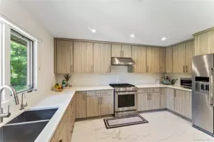 8 Bolton Dr, Manhasset, NY 11030 - Photo 6