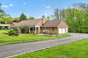 24 Thorngrove Ln, Dix Hills, NY 11746 - Photo 2