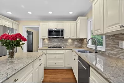 24 Thorngrove Lane, Dix Hills, NY 11746 - Photo 14