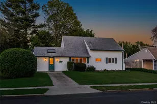 19 Palm Ln, Westbury, NY 11590 - Photo 2