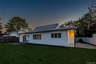 19 Palm Ln, Westbury, NY 11590 - Photo 4