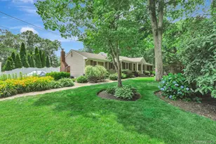 28 King Arthurs Ct, Saint James, NY 11780 - Photo 2