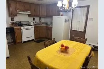 914 Osborn Avenue, Riverhead, NY 11901 - Photo 6