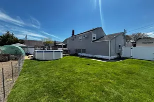 101 Buena Vista Blvd, Lindenhurst, NY 11757 - Photo 18