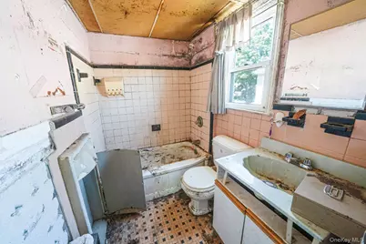 140 Freeman Avenue, Elmont, NY 11003 - Photo 12
