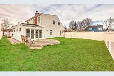 70 Sycamore Lane, Levittown, NY 11756 - Photo 12