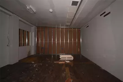 95-07 Roosevelt Avenue, Jackson Heights, NY 11372 - Photo 4