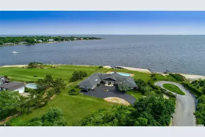 115 S Saxon Avenue, Bay Shore, NY 11706 - Photo 2