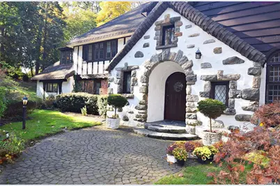 539 Manhasset Woods Road, Manhasset, NY 11030 - Photo 2