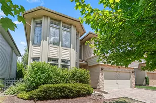 8 Holiday Pond Rd, Jericho, NY 11753 - Photo 2