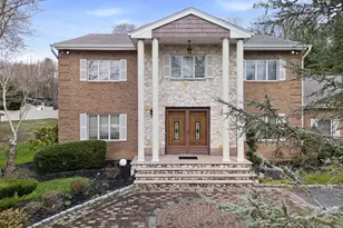 6 Heather Ct, Dix Hills, NY 11746 - Photo 2