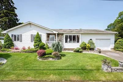 405 S 14th Street, Lindenhurst, NY 11757 - Photo 1