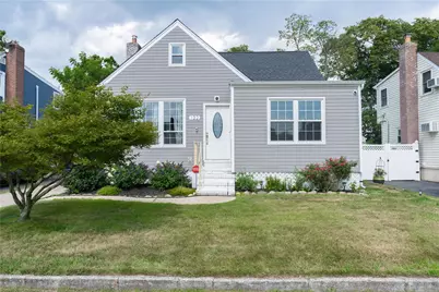 122 Venetian Boulevard, Lindenhurst, NY 11757 - Photo 1