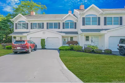 19 S Country Common, West Islip, NY 11795 - Photo 1