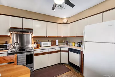 1 Atlantic Avenue #28, Farmingdale, NY 11735 - Photo 10