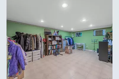 65 Stratford N, Roslyn Heights, NY 11577 - Photo 18