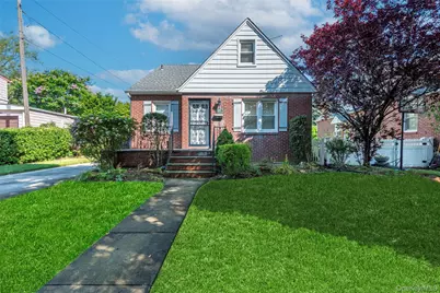 25 Nugent Street, New Hyde Park, NY 11040 - Photo 1