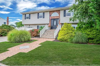 750 Hancock Place, Lindenhurst, NY 11757 - Photo 1