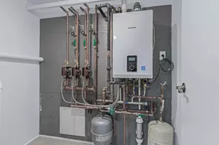 111 Celler Ave, New Hyde Park, NY 11040 - Photo 28