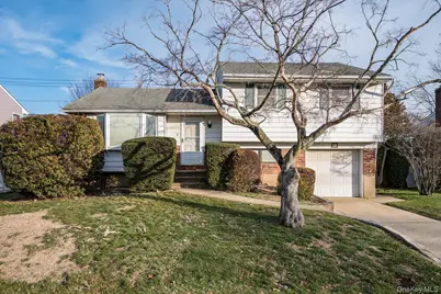 285 Southwood Circle, Syosset, NY 11791 - Photo 1