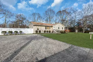 79 School St, Hampton Bays, NY 11946 - Photo 2