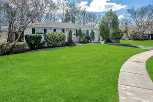 5 Vegas Ct, Plainview, NY 11803 - Photo 2