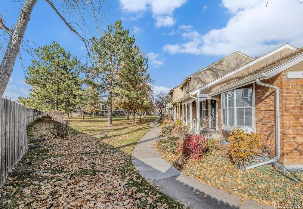 9152 E Amherst Dr Apt D, Denver, CO