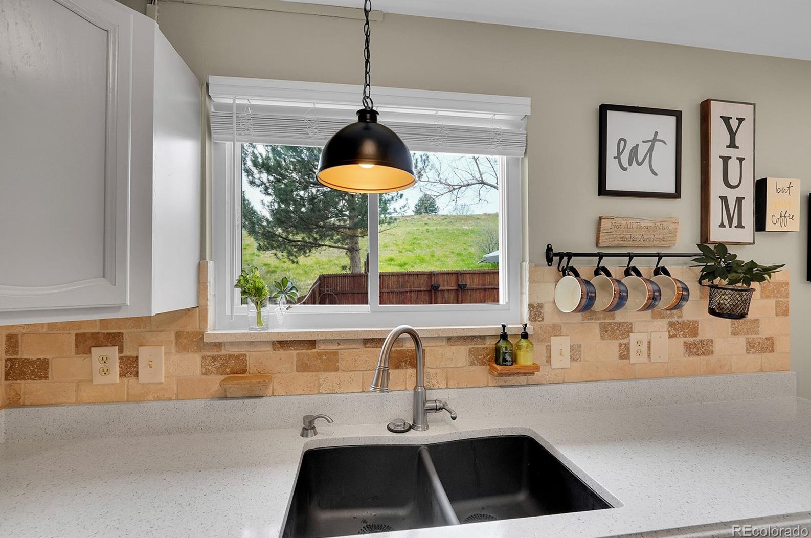 8910 Portland Ave, Littleton CO 80128-8011 exterior