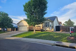 808 Idalia St, Aurora, CO 80011 - Photo 2