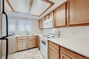 1302 S Cathay Ct, Aurora, CO 80017 - Photo 2