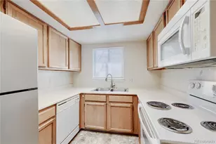 1302 S Cathay Ct, Aurora, CO 80017 - Photo 4