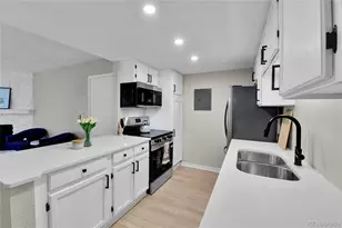 906 S Walden St, Aurora, CO 80017 - Photo 8