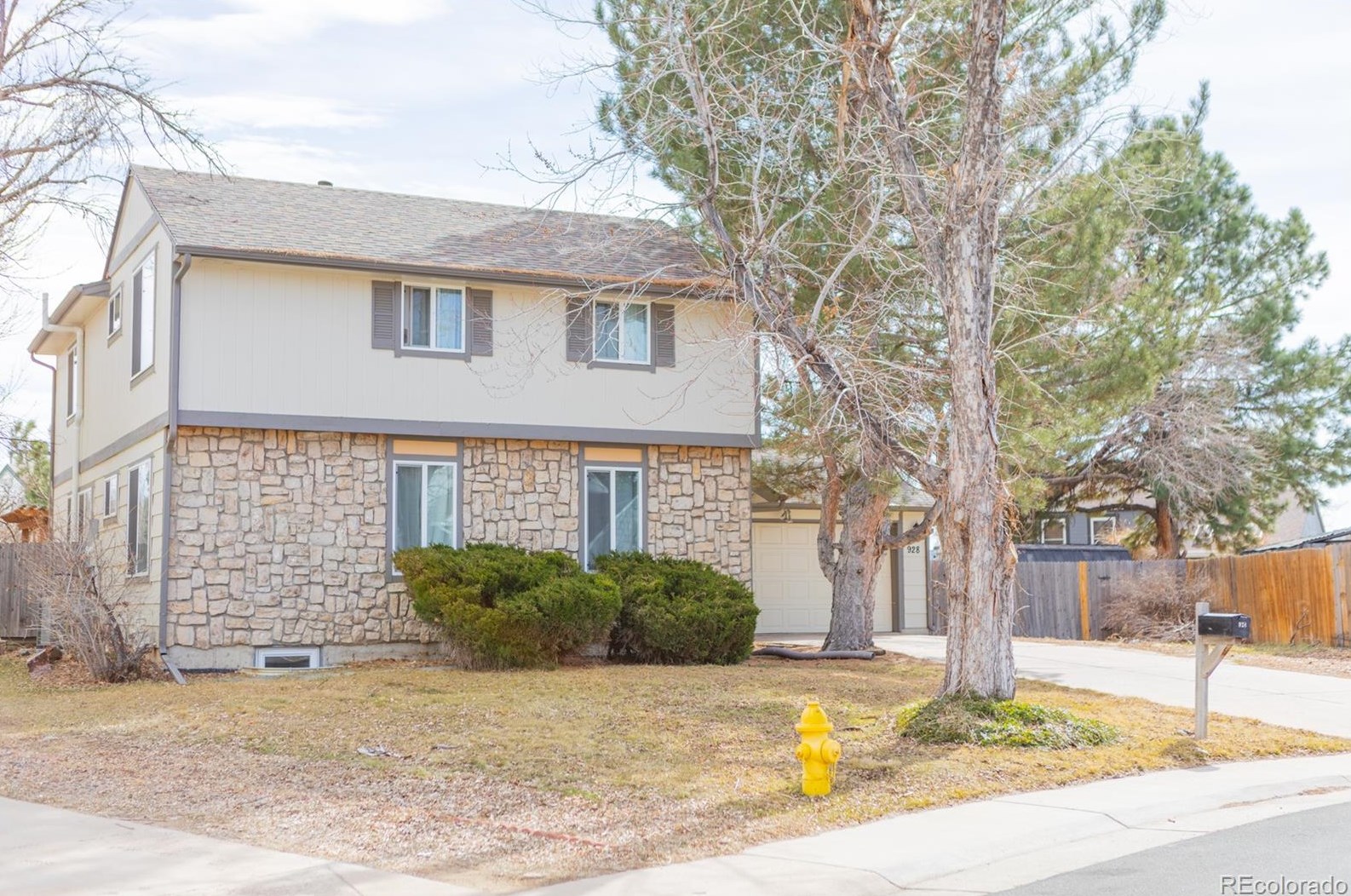 928 Rifle Ct, Denver, CO 80017-3214