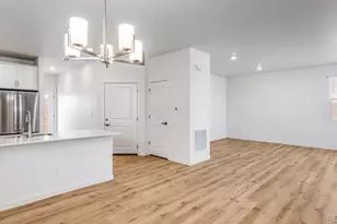 677 N Ukraine St, Aurora, CO 80018 - Photo 4