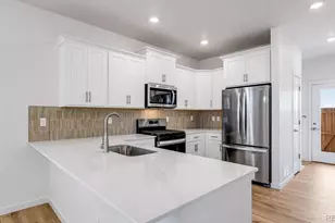 677 N Ukraine St, Aurora, CO 80018 - Photo 2
