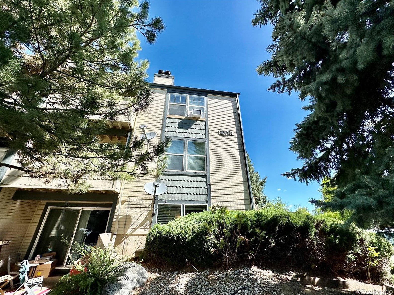 16001 Alaska Pl, Denver CO  80017-2148 exterior