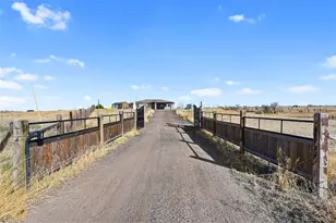 45330 Valdonna Cir, Bennett, CO 80102 - Photo 2