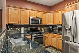927 S Evanston Cir, Aurora, CO 80012 - Photo 12