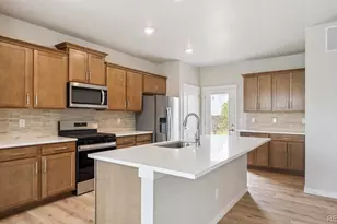 678 N Ukraine St, Aurora, CO 80018 - Photo 6