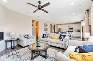 277 S Scottsburg Ct, Aurora, CO 80018 - Photo 4
