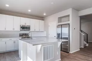 21792 E 46th Pl, Aurora, CO 80019 - Photo 2